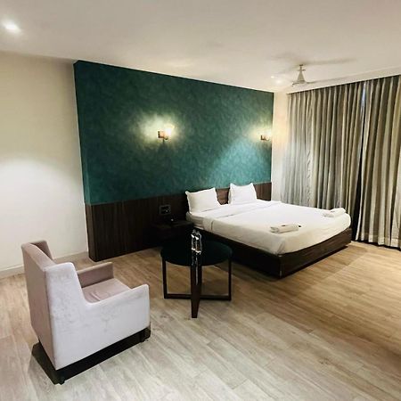 Hotel Elegant Inn Surat Bagian luar foto
